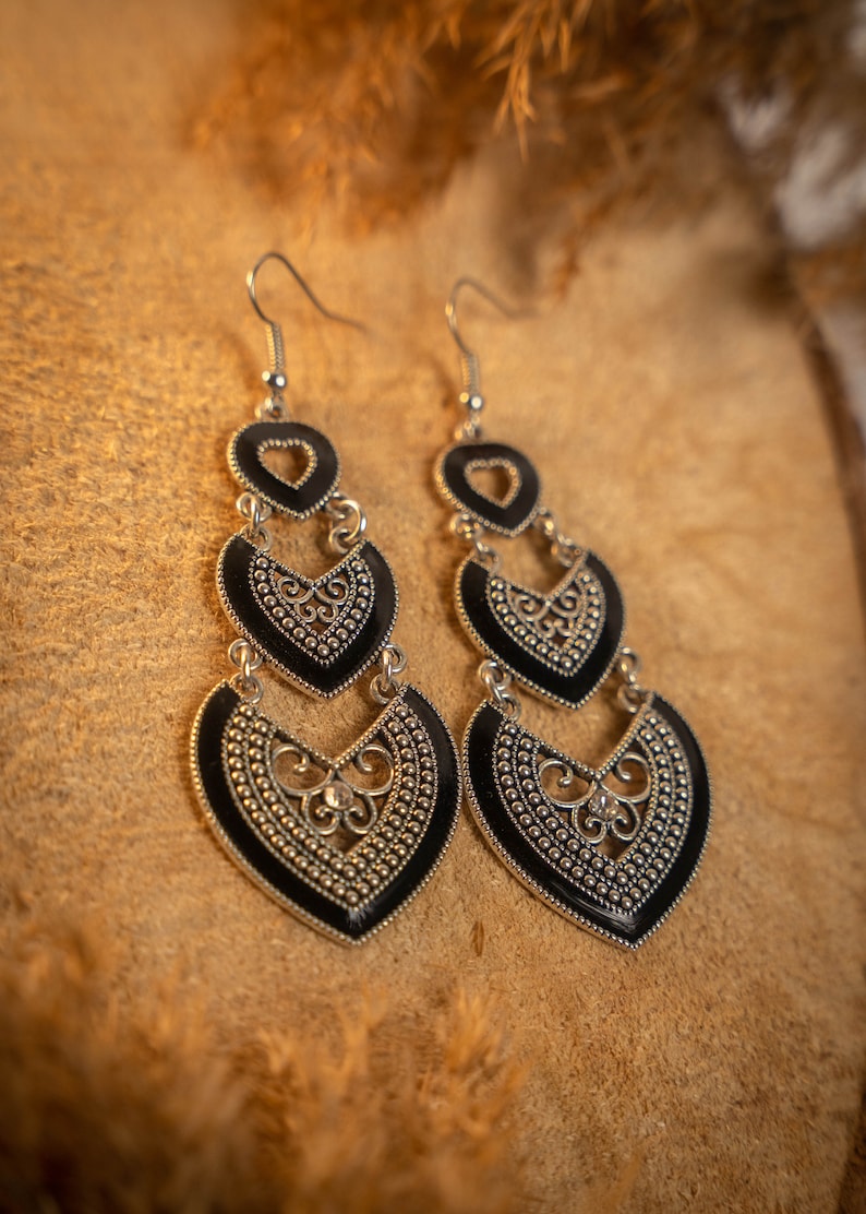 Handmade Moroccan Berber silver earrings, heart-shaped, in blue, red, and black. Elegant oriental bohemian chic jewelry zdjęcie 3