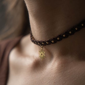 Collier ras de cou macramé soleil minimaliste or Macrame chocker soleil simple bohême hippie free spirit boho chic image 1