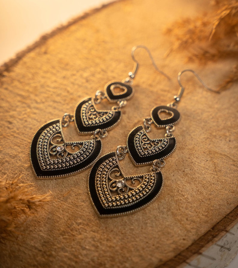 Handmade Moroccan Berber silver earrings, heart-shaped, in blue, red, and black. Elegant oriental bohemian chic jewelry zdjęcie 4