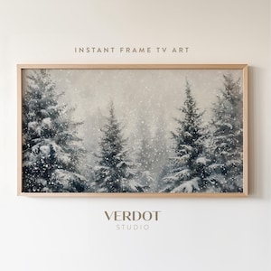 Puede incluir: Una pintura enmarcada de una escena de bosque nevado con altos árboles de hoja perenne cubiertos de nieve. La pintura tiene un fondo gris claro con un sutil efecto de nevada.