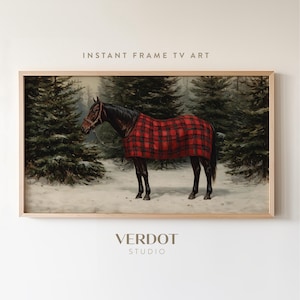 Może przedstawiać: Oprawiony, zabytkowy wydruk przedstawiający konia w zaśnieżonym lesie, okrytego czerwono-czarnym pledem w kratę. Wydruk oznaczony jest jako "INSTANT FRAME TV ART" i "VERDOT STUDIO".
