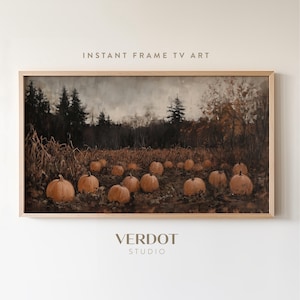 Può includere: Un dipinto che rappresenta un campo di zucche davanti a un bosco. Le zucche sono di varie tonalità di arancione e marrone. Il bosco è di un verde scuro e marrone. Il cielo è di un grigio chiaro con alcune nuvole. Il dipinto è incorniciato in una cornice di legno chiaro.