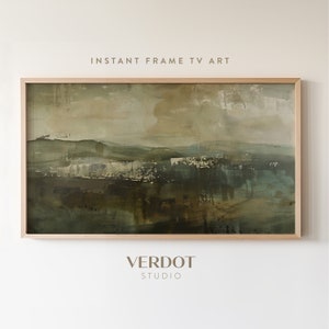 Op de afbeelding: Abstract landschaps schilderij in tinten van groen, bruin en beige. Het schilderij is ingelijst in een licht houten lijst. De tekst "INSTANT FRAME TV ART" staat bovenaan de afbeelding en de tekst "VERDOT STUDIO" staat onderaan de afbeelding.