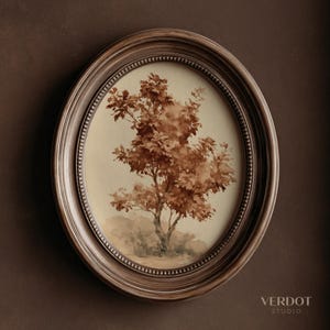 Può includere: Un'opera d'arte da parete di forma ovale con un dipinto ad acquerello di un albero con fogliame marrone. L'opera è racchiusa in una cornice di legno marrone scuro con un bordo interno perlato. Il testo VERDOT STUDIO è stampato in basso a destra.