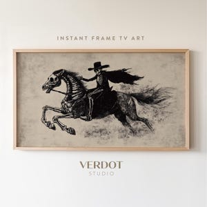 Puede incluir: Una ilustración en blanco y negro de un esqueleto montando un caballo esquelético. El esqueleto lleva un sombrero y una capa. El fondo es de color beige claro.