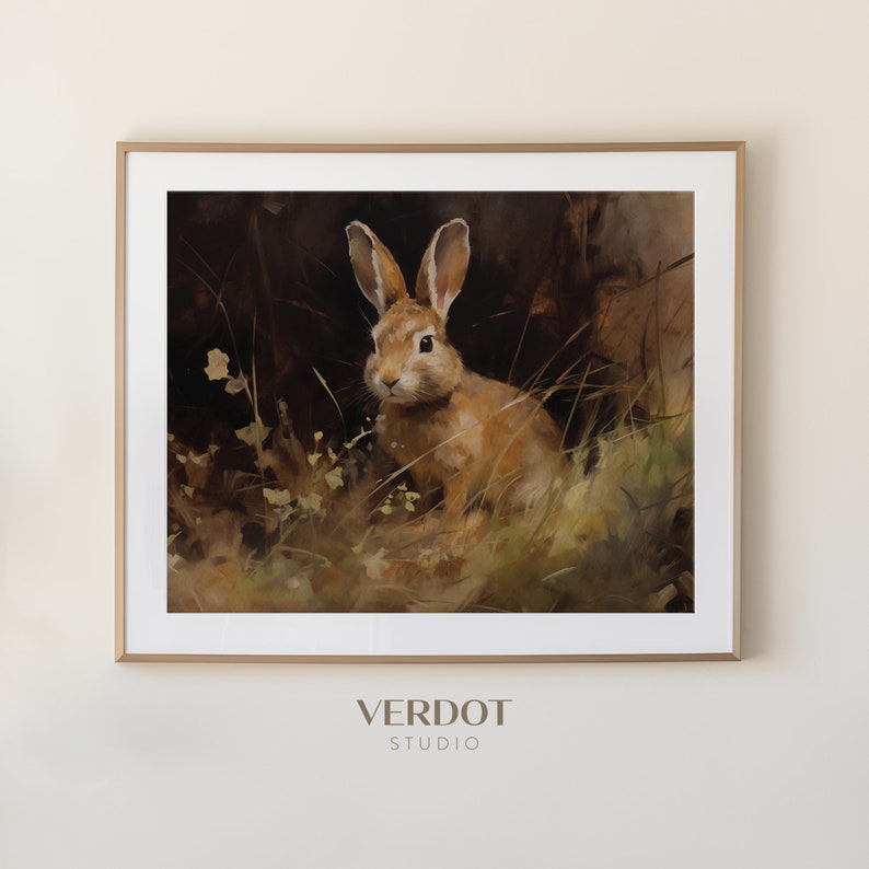 Op de afbeelding: Een schilderij van een bruin konijn dat in een veld met hoog gras zit. Het konijn heeft lange oren en kijkt recht naar de kijker. De achtergrond is donkergroen en bruin.