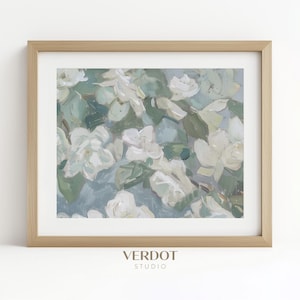 Può includere: Un dipinto incorniciato di fiori bianchi con foglie verdi su uno sfondo blu. Il dipinto è in una cornice di legno chiaro.