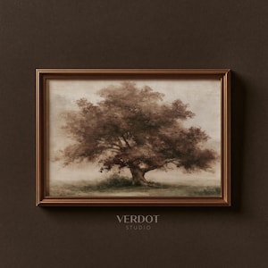 Puede incluir: Un cuadro de paisaje que muestra un gran árbol solitario con follaje denso, representado en tonos sepia. La obra está encerrada en un marco rectangular de color bronce. El texto VERDOT STUDIO aparece en letras pequeñas debajo del marco.