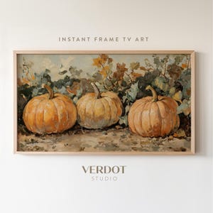 Puede incluir: Una pintura de tres calabazas en un campo de hojas verdes. Las calabazas son de color naranja y amarillo y tienen una textura rugosa. Las hojas son verdes y marrones y tienen una textura suave. La pintura está realizada en un estilo realista y tiene un ambiente cálido y acogedor.