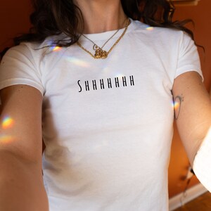 Shhh Baby Tee Sassy Baby Tee Downtown Girl 90s Baby Tee Crop Top Y2k Slogan Shirt Baby Tee Funny Meme Shirt Gifts for Teenagers Gen Z Tee
