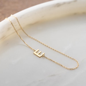 Collana con iniziale in oro massiccio: lettera laterale personalizzata, gioielli personalizzati
