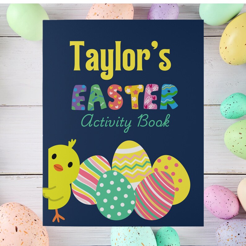 K&ouml;nnte beinhalten: Ein blauer Einband f&uuml;r ein Oster-Aktivit&auml;tsbuch mit dem Text "Taylor's Easter Activity Book" in Gelb und bunten Buchstaben. Der Einband zeigt ein gelbes K&uuml;ken, das hinter einer Reihe bunter Ostereier hervorlugt.