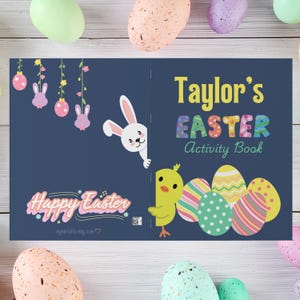 K&ouml;nnte beinhalten: Ein blauer Einband f&uuml;r ein Oster-Aktivit&auml;tsbuch mit dem Text "Taylor's Easter Activity Book" in bunten Buchstaben. Der Einband zeigt ein Cartoon-H&auml;schen, das hinter dem Text hervorlugt, und ein K&uuml;ken mit bunten Eiern.