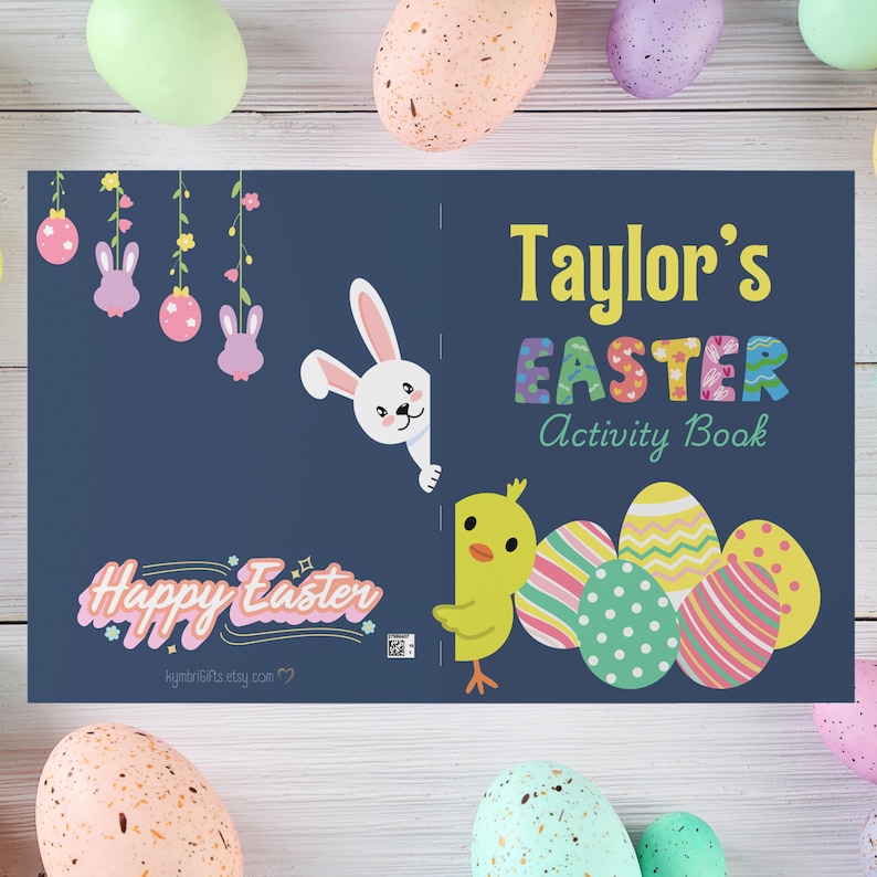 K&ouml;nnte beinhalten: Ein blauer Einband f&uuml;r ein Oster-Aktivit&auml;tsbuch mit dem Text "Taylor's Easter Activity Book" in bunten Buchstaben. Der Einband zeigt ein Cartoon-H&auml;schen, das hinter dem Text hervorlugt, und ein K&uuml;ken mit bunten Eiern.