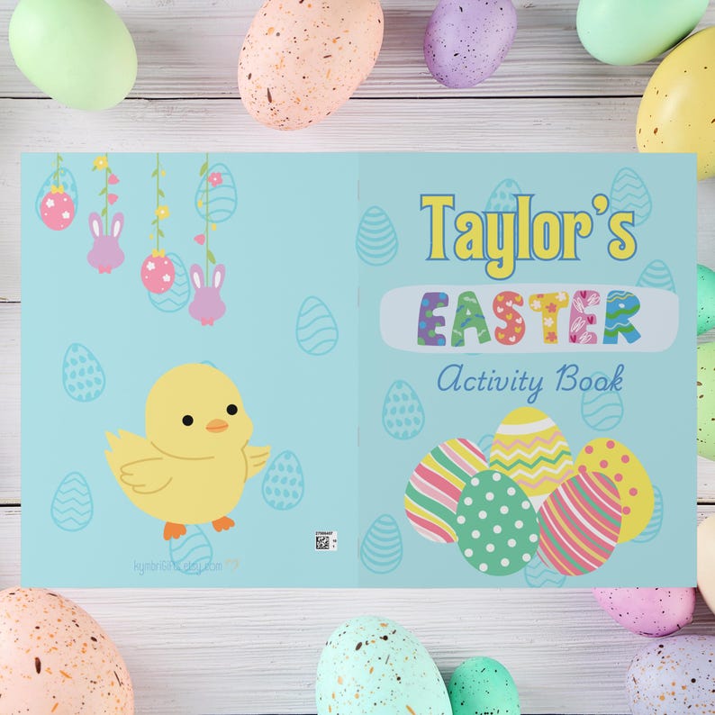 K&ouml;nnte beinhalten: Ein blaues und wei&szlig;es Oster-Aktivit&auml;tsbuch mit dem Titel "Taylor's Easter Activity Book". Das Cover zeigt ein gelbes K&uuml;ken, das ein Osterei h&auml;lt, und ein farbenfrohes Design aus Ostereiern.