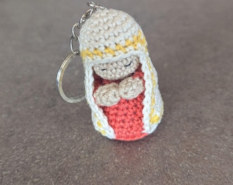 Patrón de ganchillo de la Virgen María en PDF en inglés (EE. UU.), llavero de amigurumi de Nuestra Señora, regalo de bautismo católico, patrón de mini muñeca con dije cristiano para coche