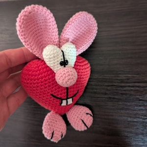 Hase mit dem Namen Heart. Einfache Häkelanleitung, PDF in Englisch (US). Geschenk zum Valentinstag. Großes Herz mit Ohren. Kinderspielzeug