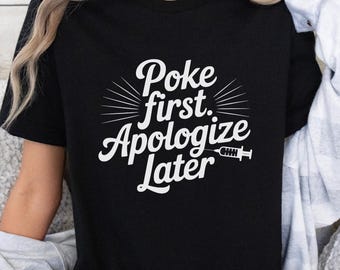 Poke d'abord, excusez-vous plus tard T-shirt drôle pour phlébotomie, t-shirt assistant médical, t-shirts labo de la semaine pour phlébotomistes, t-shirts de groupe de phlébotomie