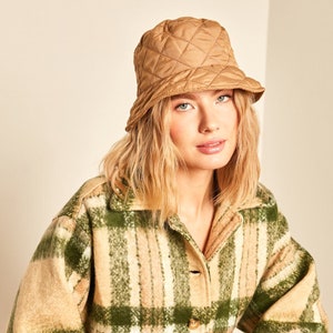 Cappello da pescatore trapuntato color cammello: moda invernale