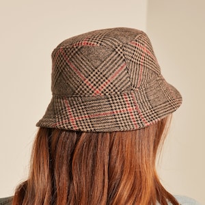 Cappello da pescatore in lana trapuntata color cammello: moda invernale