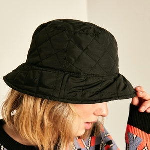 Cappello da pescatore trapuntato nero: moda invernale