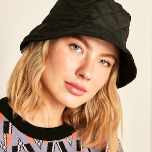 Cappello da pescatore trapuntato nero: accessorio invernale per le attività all&#39;aperto
