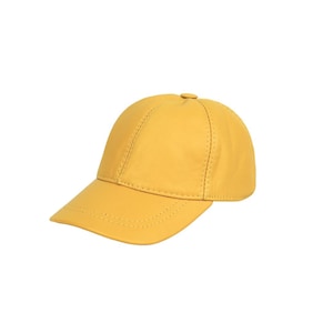 Op de afbeelding: Een mosterdgele baseballcap met een gebogen klep. De cap heeft een gestructureerde kroon en een kleine knoop aan de bovenkant. De stiksels zijn zichtbaar langs de naden en de klep. Gemaakt van een glad materiaal.