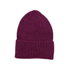 Puede incluir: Un gorro de punto magenta liso con borde acanalado. El gorro está hecho de un material suave y cálido, perfecto para el frío. El gorro es un estilo clásico, adecuado para varios atuendos.