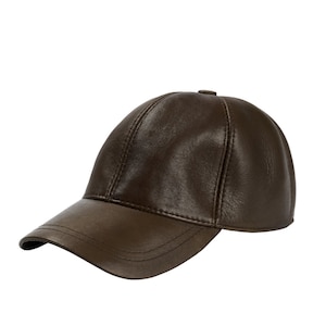 Può includere: Un berretto da baseball in pelle marrone con visiera curva.