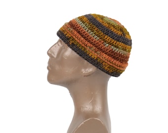 Pode incluir: Um gorro de crochê com listras horizontais em tons terrosos de marrom escuro, verde oliva e laranja queimado. O gorro é construído com um padrão de ponto texturizado e tem uma borda dobrada, exibindo um design de malha consistente.