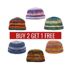 Puede incluir: Seis gorros de ganchillo coloridos en varias combinaciones de colores, incluyendo rojo, azul, verde, amarillo y naranja. Los gorros están dispuestos en un círculo con el texto "COMPRA 2, LLEVA 1 GRATIS" en letras rojas en la parte inferior.