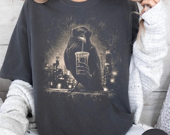 Camiseta vintage de cuervo, camiseta gótica de cuervo color café, estampado de pájaro estilo cottagecore oscuro, regalo de Halloween con temática de brujas, camiseta negra retro para ella amante de las aves.
