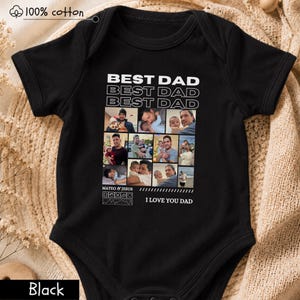 Puede incluir: Body de beb&eacute; negro con el texto blanco "BEST DAD" repetido tres veces. Debajo, varias fotos peque&ntilde;as. El body tambi&eacute;n tiene el texto "MATEO & JESUS" y "I LOVE YOU DAD". Fabricado en 100% algod&oacute;n.