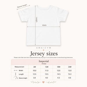 Puede incluir: Camiseta blanca con tabla de tallas en pulgadas. La tabla muestra el ancho, el largo y el largo de la manga para las tallas 6M, 12M, 18M y 24M. El texto "Jersey sizes" se muestra debajo.