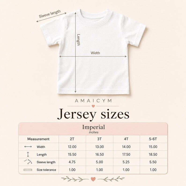 Puede incluir: Una camiseta blanca con medidas de ancho, largo y largo de manga. La imagen incluye una tabla de tallas con medidas en pulgadas para las tallas 2T, 3T, 4T y 5-6T. Tambi&eacute;n se ve el texto "AMAICYM" y "Jersey sizes".