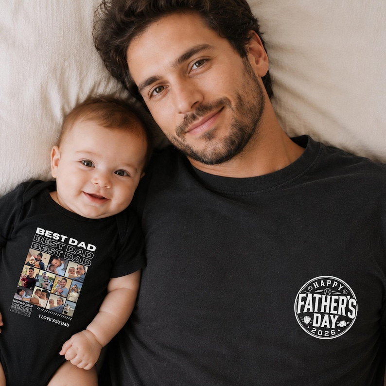 Puede incluir: Una camiseta negra con un gr&aacute;fico circular blanco que dice "HAPPY FATHER'S DAY 2026". Un beb&eacute; con un body negro con las palabras "BEST DAD" y un collage de fotos. El beb&eacute; y el hombre sonr&iacute;en.