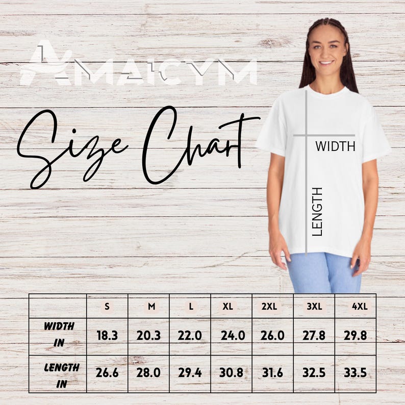 Puede incluir: Una camiseta blanca con una tabla de tallas, que muestra las medidas de ancho y largo en pulgadas. La tabla incluye tallas de la S a la 4XL. El texto "Size Chart" est&aacute; escrito en cursiva. Una mujer lleva la camiseta.