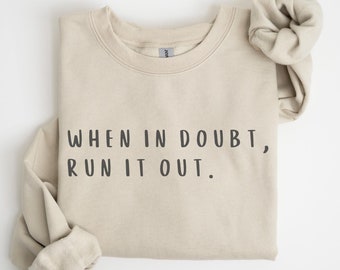 Może przedstawiać: Szarobrązowa bluza z nadrukiem "WHEN IN DOUBT, RUN IT OUT." na przodzie.