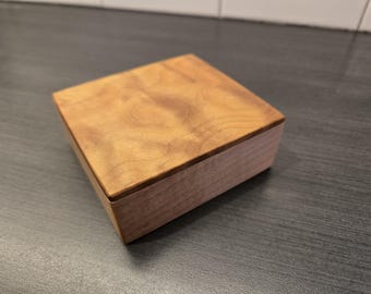 Keepsakebox: esdoorn in vlam en vogelperspectief, deksel geroosterde esdoorn