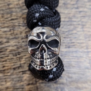 Cordón para cuchillo de paracaídas con cabeza de calavera, EDC, Llavero, hecho a mano, Cabeza de calavera con cuentas de acero inoxidable en paracord reflectante negro