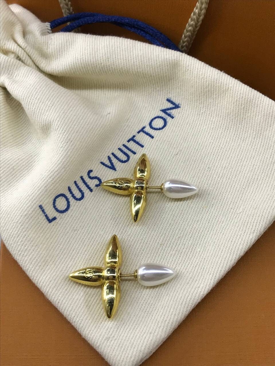 Women's Fashion Louis Vuitton LV Angle Motif Plumage Design Heart-shaped  Yellow Gold Logo Charm Paved Diamonds Stud Earrings For Sale