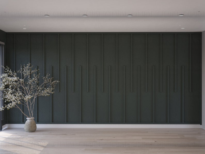 K&ouml;nnte beinhalten: Ein minimalistisches Innendesign mit einer dunkelgr&uuml;nen Akzentwand mit vertikalen Holzpaneelen. Ein kleiner wei&szlig; bl&uuml;hender Baum in einer braunen Vase steht in der Ecke des Raumes.