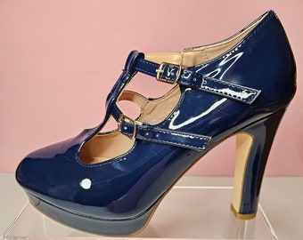 Chaussures style Mary Jane à talons hauts et plateforme vernie bleu marine avec brides réglables