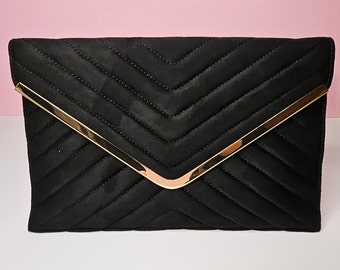 Pochette enveloppe noire avec bordure dorée et chaîne dorée amovible