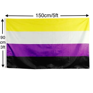 Puede incluir: Una bandera de orgullo amarilla, blanca, morada y negra que mide 150 cm por 90 cm. La bandera está hecha de tela y tiene un borde blanco.