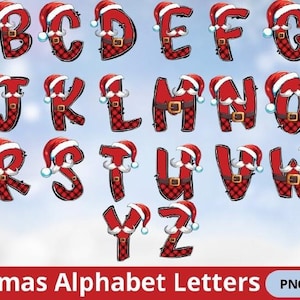 Puede incluir: Letras del alfabeto de cuadros rojos y negros con gorros de Papá Noel, ribetes blancos y barba blanca. Cada letra tiene un cinturón negro con una hebilla dorada. Las letras están sobre un fondo azul claro. Letras del alfabeto navideño PNG