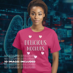 Puede incluir: Una camiseta rosa con el texto "DELICIOUS MOCKUPS" en blanco. Hay cuatro pequeños corazones rosas alrededor del texto. La camiseta la lleva puesta una persona con el pelo oscuro.