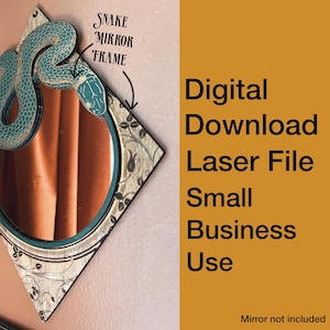 Könnte beinhalten: Ein rautenförmiger Spiegelrahmen mit einem türkisfarbenen Schlangenmuster. Der Rahmen hat ein Blumenmuster und einen kreisförmigen Spiegel. Der Text auf dem Bild lautet "Snake Mirror Frame" und "Digital Download Laser File Small Business Use".