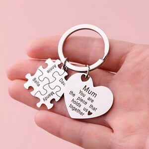 Llavero con rompecabezas grabado con láser, llavero personalizado con nombre o iniciales, joyería minimalista para el mes del Día del Padre, llavero con letras grabadas con el mensaje "Love"