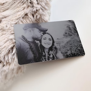 Lasergegraveerde fotokaart van roestvrij staal, gegraveerde portemonneekaart voor stellen, zwart-witgravure, cadeaus voor hem en haar